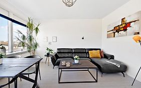 Gennemrenoveret minimalistisk lejlighed tæt v/centrum